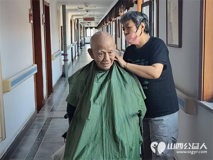 太原市杏花岭区杏花红志愿服务中心组织志愿者服务孤寡老人义务理发义务剪指甲泡脚 - 第7张 - 山西公益人 太原市杏花岭区杏花红志愿服务中心组织志愿者服务孤寡老人义务理发义务剪指甲泡脚 - 第7张
