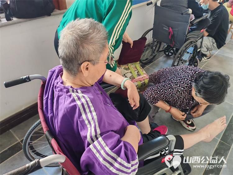 太原市杏花岭区杏花红志愿服务中心组织志愿者服务孤寡老人义务理发义务剪指甲泡脚 - 第15张 - 山西公益人 太原市杏花岭区杏花红志愿服务中心组织志愿者服务孤寡老人义务理发义务剪指甲泡脚 - 第15张