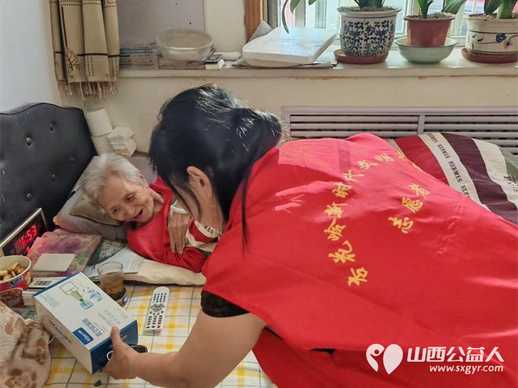 太原市杏花岭区杏花红志愿服务中心组织志愿者服务孤寡老人义务理发义务剪指甲泡脚 - 第14张 - 山西公益人 太原市杏花岭区杏花红志愿服务中心组织志愿者服务孤寡老人义务理发义务剪指甲泡脚 - 第14张