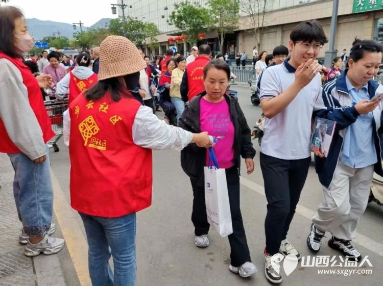微光汇星河大爱助远航----浑源县残联扶残助残志愿者协会58位志愿者参加第六届爱心助高考志愿促文明志愿服务活动累计发放6000瓶矿泉水 - 第34张 - 山西公益人 微光汇星河大爱助远航----浑源县残联扶残助残志愿者协会58位志愿者参加第六届爱心助高考志愿促文明志愿服务活动累计发放6000瓶矿泉水 - 第34张