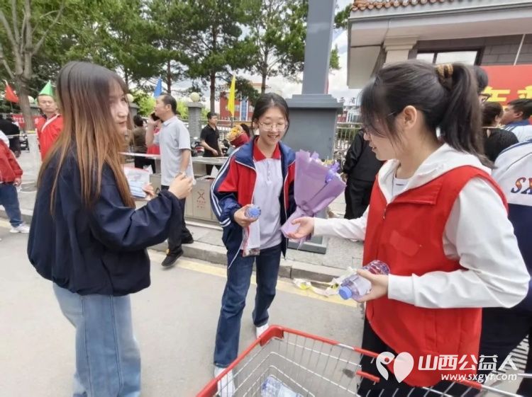 微光汇星河大爱助远航----浑源县残联扶残助残志愿者协会58位志愿者参加第六届爱心助高考志愿促文明志愿服务活动累计发放6000瓶矿泉水 - 第28张 - 山西公益人 微光汇星河大爱助远航----浑源县残联扶残助残志愿者协会58位志愿者参加第六届爱心助高考志愿促文明志愿服务活动累计发放6000瓶矿泉水 - 第28张
