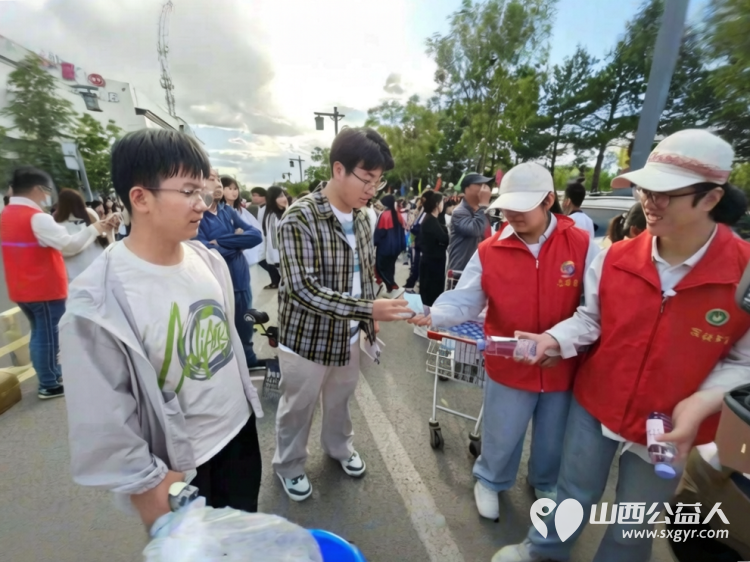微光汇星河大爱助远航----浑源县残联扶残助残志愿者协会58位志愿者参加第六届爱心助高考志愿促文明志愿服务活动累计发放6000瓶矿泉水 - 第26张 - 山西公益人 微光汇星河大爱助远航----浑源县残联扶残助残志愿者协会58位志愿者参加第六届爱心助高考志愿促文明志愿服务活动累计发放6000瓶矿泉水 - 第26张