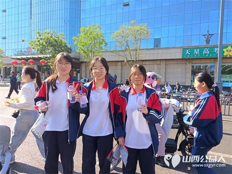 微光汇星河大爱助远航----浑源县残联扶残助残志愿者协会58位志愿者参加第六届爱心助高考志愿促文明志愿服务活动累计发放6000瓶矿泉水 - 第29张 - 山西公益人 微光汇星河大爱助远航----浑源县残联扶残助残志愿者协会58位志愿者参加第六届爱心助高考志愿促文明志愿服务活动累计发放6000瓶矿泉水 - 第29张