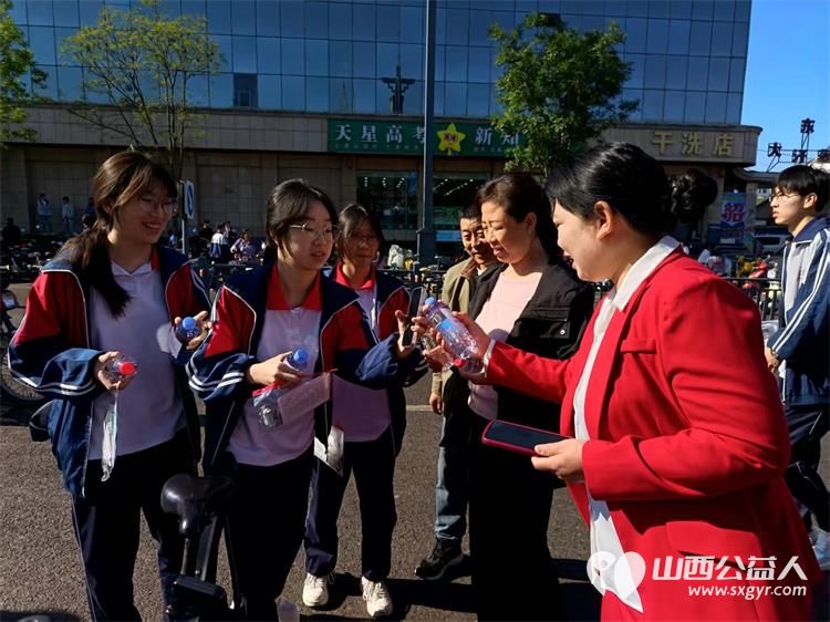 微光汇星河大爱助远航----浑源县残联扶残助残志愿者协会58位志愿者参加第六届爱心助高考志愿促文明志愿服务活动累计发放6000瓶矿泉水 - 第32张 - 山西公益人 微光汇星河大爱助远航----浑源县残联扶残助残志愿者协会58位志愿者参加第六届爱心助高考志愿促文明志愿服务活动累计发放6000瓶矿泉水 - 第32张