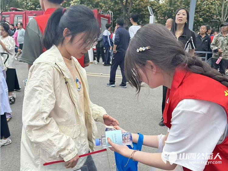 微光汇星河大爱助远航----浑源县残联扶残助残志愿者协会58位志愿者参加第六届爱心助高考志愿促文明志愿服务活动累计发放6000瓶矿泉水 - 第16张 - 山西公益人 微光汇星河大爱助远航----浑源县残联扶残助残志愿者协会58位志愿者参加第六届爱心助高考志愿促文明志愿服务活动累计发放6000瓶矿泉水 - 第16张