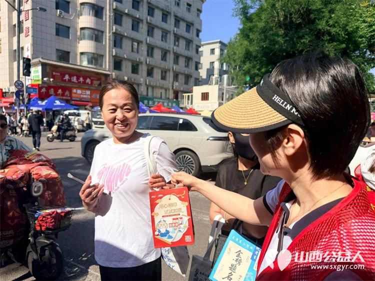 暖心护航高考温情助力追梦 太原市平阳路街道文华苑社区新时代文明实践站组织志愿者开展高考暖心护航志愿服务活动 - 第5张 - 山西公益人 暖心护航高考温情助力追梦 太原市平阳路街道文华苑社区新时代文明实践站组织志愿者开展高考暖心护航志愿服务活动 - 第5张