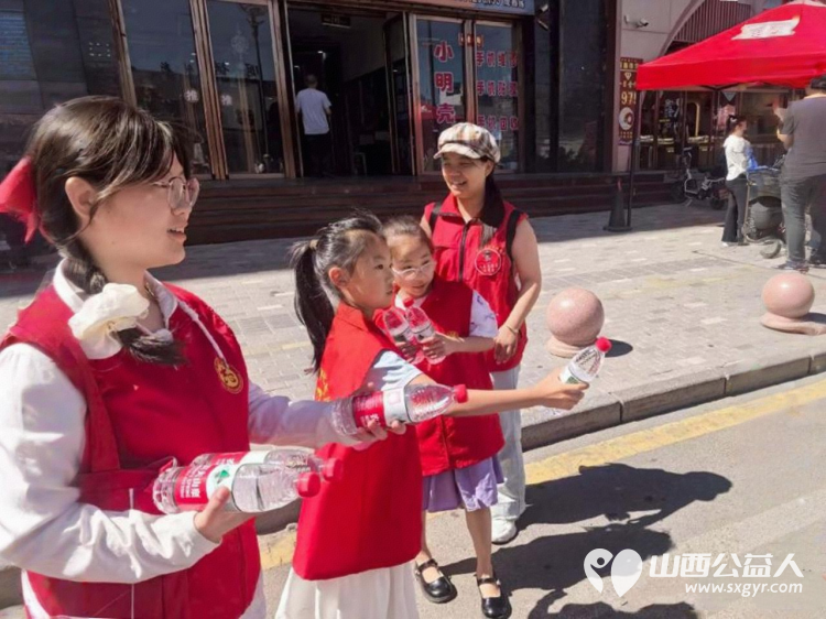以十一年坚守护一届届少年金榜可期 文水县爱心帮扶志愿者协会于6月7--9日再度奔赴文水二中考点以熟悉的坚守温暖的服务续写十一年护考篇章 - 第36张 - 山西公益人 以十一年坚守护一届届少年金榜可期 文水县爱心帮扶志愿者协会于6月7--9日再度奔赴文水二中考点以熟悉的坚守温暖的服务续写十一年护考篇章 - 第36张
