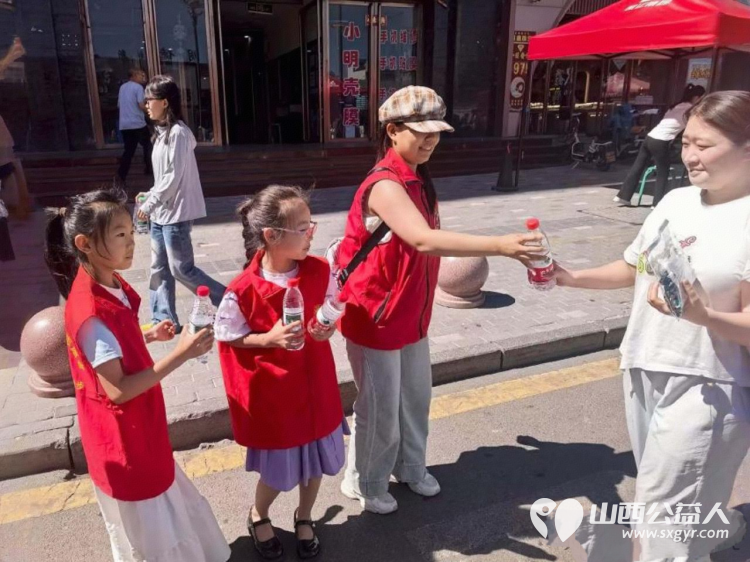 以十一年坚守护一届届少年金榜可期 文水县爱心帮扶志愿者协会于6月7--9日再度奔赴文水二中考点以熟悉的坚守温暖的服务续写十一年护考篇章 - 第35张 - 山西公益人 以十一年坚守护一届届少年金榜可期 文水县爱心帮扶志愿者协会于6月7--9日再度奔赴文水二中考点以熟悉的坚守温暖的服务续写十一年护考篇章 - 第35张