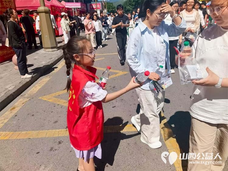 以十一年坚守护一届届少年金榜可期 文水县爱心帮扶志愿者协会于6月7--9日再度奔赴文水二中考点以熟悉的坚守温暖的服务续写十一年护考篇章 - 第24张 - 山西公益人 以十一年坚守护一届届少年金榜可期 文水县爱心帮扶志愿者协会于6月7--9日再度奔赴文水二中考点以熟悉的坚守温暖的服务续写十一年护考篇章 - 第24张
