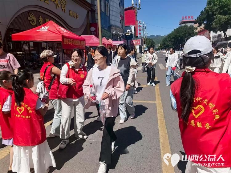 以十一年坚守护一届届少年金榜可期 文水县爱心帮扶志愿者协会于6月7--9日再度奔赴文水二中考点以熟悉的坚守温暖的服务续写十一年护考篇章 - 第27张 - 山西公益人 以十一年坚守护一届届少年金榜可期 文水县爱心帮扶志愿者协会于6月7--9日再度奔赴文水二中考点以熟悉的坚守温暖的服务续写十一年护考篇章 - 第27张