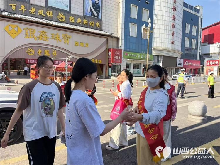以十一年坚守护一届届少年金榜可期 文水县爱心帮扶志愿者协会于6月7--9日再度奔赴文水二中考点以熟悉的坚守温暖的服务续写十一年护考篇章 - 第20张 - 山西公益人 以十一年坚守护一届届少年金榜可期 文水县爱心帮扶志愿者协会于6月7--9日再度奔赴文水二中考点以熟悉的坚守温暖的服务续写十一年护考篇章 - 第20张