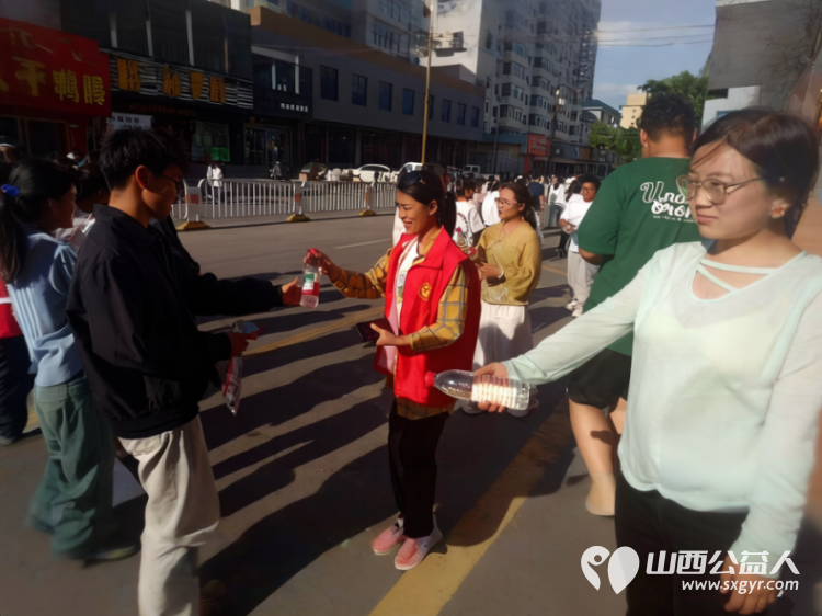 以十一年坚守护一届届少年金榜可期 文水县爱心帮扶志愿者协会于6月7--9日再度奔赴文水二中考点以熟悉的坚守温暖的服务续写十一年护考篇章 - 第18张 - 山西公益人 以十一年坚守护一届届少年金榜可期 文水县爱心帮扶志愿者协会于6月7--9日再度奔赴文水二中考点以熟悉的坚守温暖的服务续写十一年护考篇章 - 第18张
