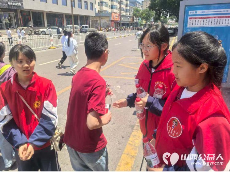 以十一年坚守护一届届少年金榜可期 文水县爱心帮扶志愿者协会于6月7--9日再度奔赴文水二中考点以熟悉的坚守温暖的服务续写十一年护考篇章 - 第17张 - 山西公益人 以十一年坚守护一届届少年金榜可期 文水县爱心帮扶志愿者协会于6月7--9日再度奔赴文水二中考点以熟悉的坚守温暖的服务续写十一年护考篇章 - 第17张