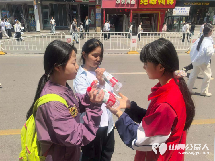 以十一年坚守护一届届少年金榜可期 文水县爱心帮扶志愿者协会于6月7--9日再度奔赴文水二中考点以熟悉的坚守温暖的服务续写十一年护考篇章 - 第15张 - 山西公益人 以十一年坚守护一届届少年金榜可期 文水县爱心帮扶志愿者协会于6月7--9日再度奔赴文水二中考点以熟悉的坚守温暖的服务续写十一年护考篇章 - 第15张