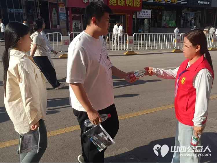 以十一年坚守护一届届少年金榜可期 文水县爱心帮扶志愿者协会于6月7--9日再度奔赴文水二中考点以熟悉的坚守温暖的服务续写十一年护考篇章 - 第14张 - 山西公益人 以十一年坚守护一届届少年金榜可期 文水县爱心帮扶志愿者协会于6月7--9日再度奔赴文水二中考点以熟悉的坚守温暖的服务续写十一年护考篇章 - 第14张