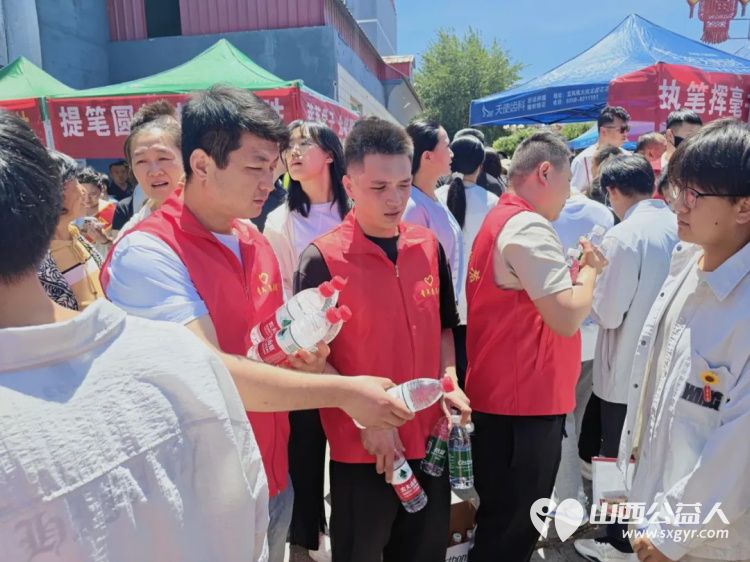 先锋力量爱心助考续温情----共青团吕梁市委组织吕梁青年志愿者护航高考一股股暖流在考场外涌动无私奉献的精神持续绽放光彩 - 第17张 - 山西公益人 先锋力量爱心助考续温情----共青团吕梁市委组织吕梁青年志愿者护航高考一股股暖流在考场外涌动无私奉献的精神持续绽放光彩 - 第17张