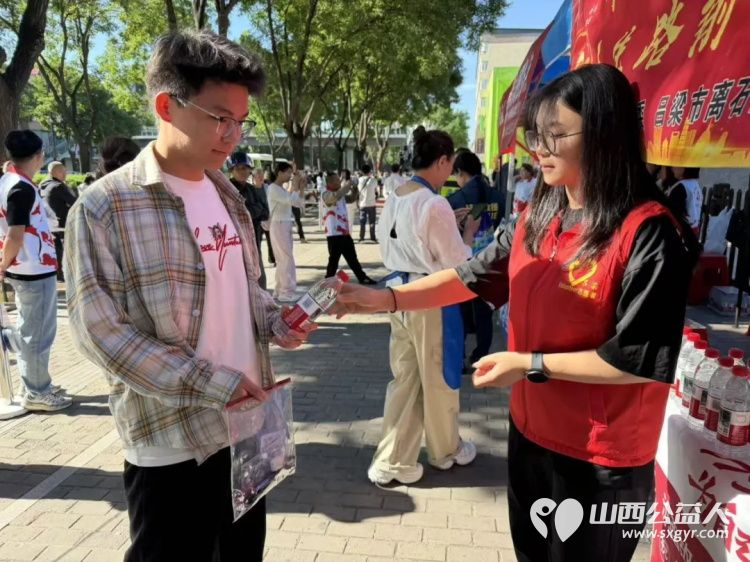 先锋力量爱心助考续温情----共青团吕梁市委组织吕梁青年志愿者护航高考一股股暖流在考场外涌动无私奉献的精神持续绽放光彩 - 第9张 - 山西公益人 先锋力量爱心助考续温情----共青团吕梁市委组织吕梁青年志愿者护航高考一股股暖流在考场外涌动无私奉献的精神持续绽放光彩 - 第9张