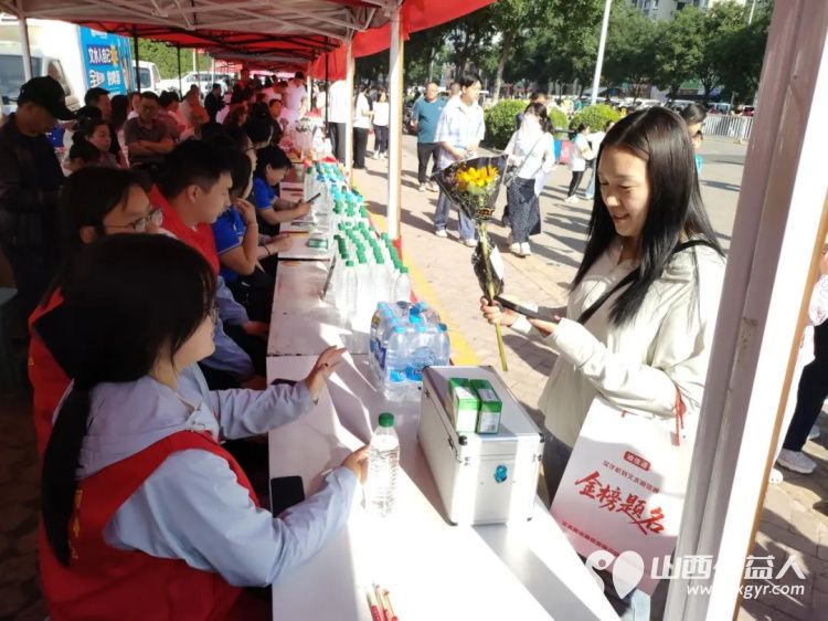 先锋力量爱心助考续温情----共青团吕梁市委组织吕梁青年志愿者护航高考一股股暖流在考场外涌动无私奉献的精神持续绽放光彩 - 第15张 - 山西公益人 先锋力量爱心助考续温情----共青团吕梁市委组织吕梁青年志愿者护航高考一股股暖流在考场外涌动无私奉献的精神持续绽放光彩 - 第15张