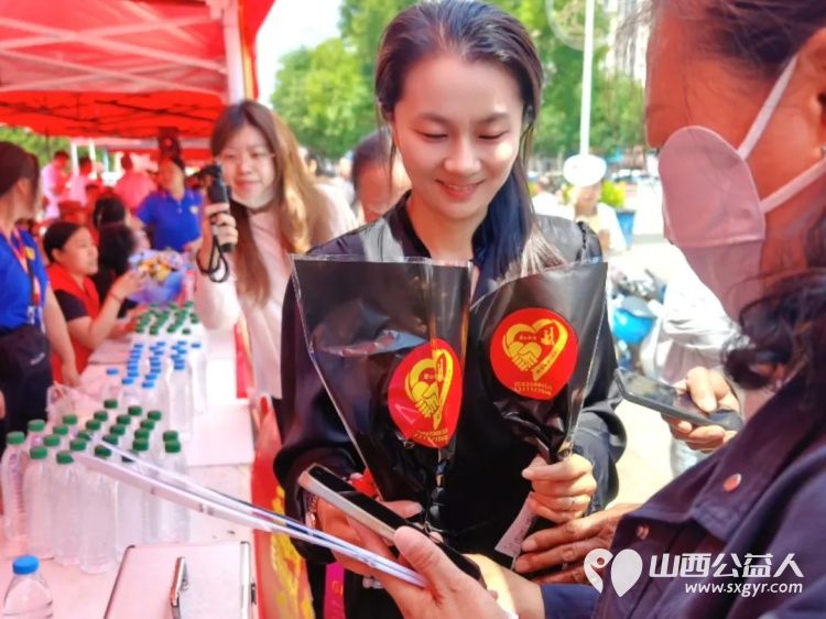 先锋力量爱心助考续温情----共青团吕梁市委组织吕梁青年志愿者护航高考一股股暖流在考场外涌动无私奉献的精神持续绽放光彩 - 第11张 - 山西公益人 先锋力量爱心助考续温情----共青团吕梁市委组织吕梁青年志愿者护航高考一股股暖流在考场外涌动无私奉献的精神持续绽放光彩 - 第11张