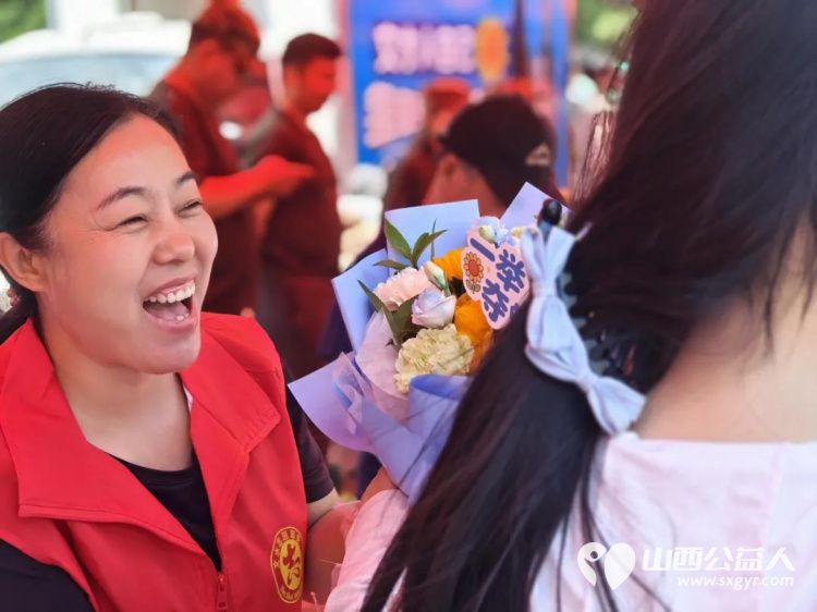 先锋力量爱心助考续温情----共青团吕梁市委组织吕梁青年志愿者护航高考一股股暖流在考场外涌动无私奉献的精神持续绽放光彩 - 第13张 - 山西公益人 先锋力量爱心助考续温情----共青团吕梁市委组织吕梁青年志愿者护航高考一股股暖流在考场外涌动无私奉献的精神持续绽放光彩 - 第13张