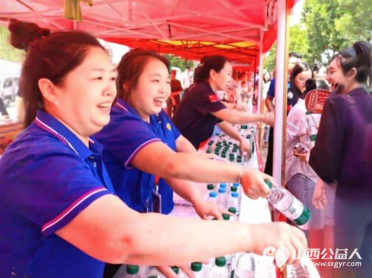 先锋力量爱心助考续温情----共青团吕梁市委组织吕梁青年志愿者护航高考一股股暖流在考场外涌动无私奉献的精神持续绽放光彩 - 第8张 - 山西公益人 先锋力量爱心助考续温情----共青团吕梁市委组织吕梁青年志愿者护航高考一股股暖流在考场外涌动无私奉献的精神持续绽放光彩 - 第8张