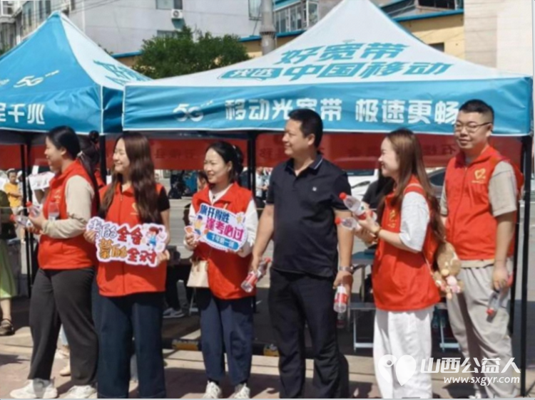 先锋力量爱心助考续温情----共青团吕梁市委组织吕梁青年志愿者护航高考一股股暖流在考场外涌动无私奉献的精神持续绽放光彩 - 第3张 - 山西公益人 先锋力量爱心助考续温情----共青团吕梁市委组织吕梁青年志愿者护航高考一股股暖流在考场外涌动无私奉献的精神持续绽放光彩 - 第3张