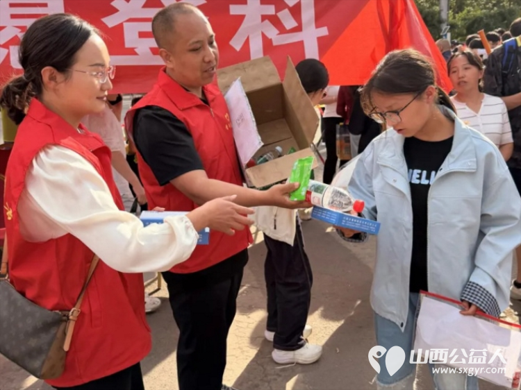 先锋力量爱心助考续温情----共青团吕梁市委组织吕梁青年志愿者护航高考一股股暖流在考场外涌动无私奉献的精神持续绽放光彩 - 第6张 - 山西公益人 先锋力量爱心助考续温情----共青团吕梁市委组织吕梁青年志愿者护航高考一股股暖流在考场外涌动无私奉献的精神持续绽放光彩 - 第6张