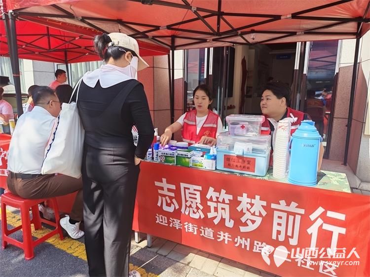 志愿红护航高考 雷锋宣讲团山西分团联合太原市继红工作室组织退役老兵及高校青年志愿者在太原五中考点温情守护学子逐梦路为陪考家长提供咨询引导应急帮扶等暖心服务 - 第9张 - 山西公益人 志愿红护航高考 雷锋宣讲团山西分团联合太原市继红工作室组织退役老兵及高校青年志愿者在太原五中考点温情守护学子逐梦路为陪考家长提供咨询引导应急帮扶等暖心服务 - 第9张