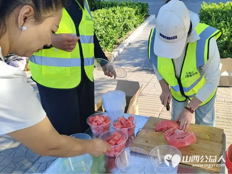 暖心护航高考志愿助力圆梦----太谷区心连心志愿者协会在太谷区职业中学高考考点开展高考志愿服务活动用实际行动为学子逐梦之路保驾护航 - 第5张 - 山西公益人 暖心护航高考志愿助力圆梦----太谷区心连心志愿者协会在太谷区职业中学高考考点开展高考志愿服务活动用实际行动为学子逐梦之路保驾护航 - 第5张