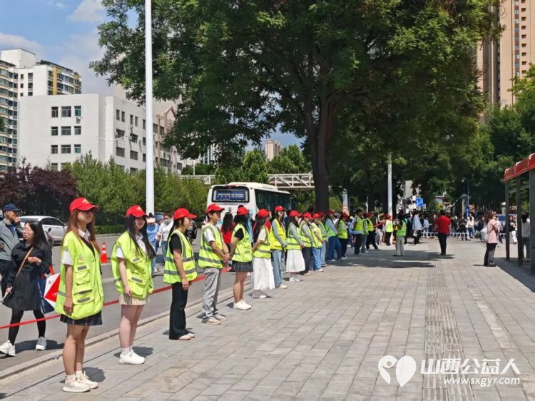 以青春微光照亮高考战场 ¦晋中新青年高校志愿者联合服务中心在榆次一中开展怡然晋中助力高考志愿服务活动为榆次区高考学子保驾护航 - 第2张