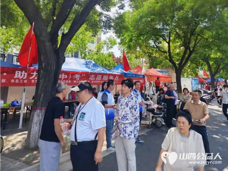 以青春微光照亮高考战场 ¦晋中新青年高校志愿者联合服务中心在榆次一中开展怡然晋中助力高考志愿服务活动为榆次区高考学子保驾护航 - 第6张