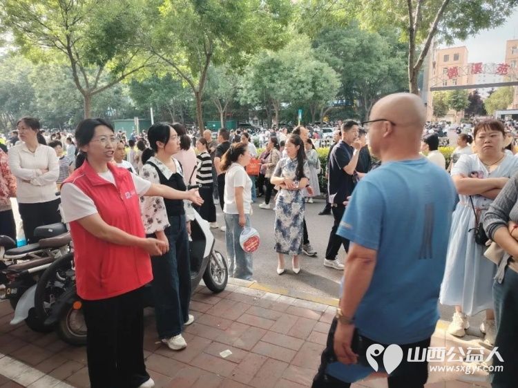 盐湖区志愿者协会开展2026年爱心护考志愿服务活动护航高考累计参与志愿者282人次用热情周到的服务为莘莘学子圆梦之旅保驾护航 - 第12张 - 山西公益人 盐湖区志愿者协会开展2026年爱心护考志愿服务活动护航高考累计参与志愿者282人次用热情周到的服务为莘莘学子圆梦之旅保驾护航 - 第12张
