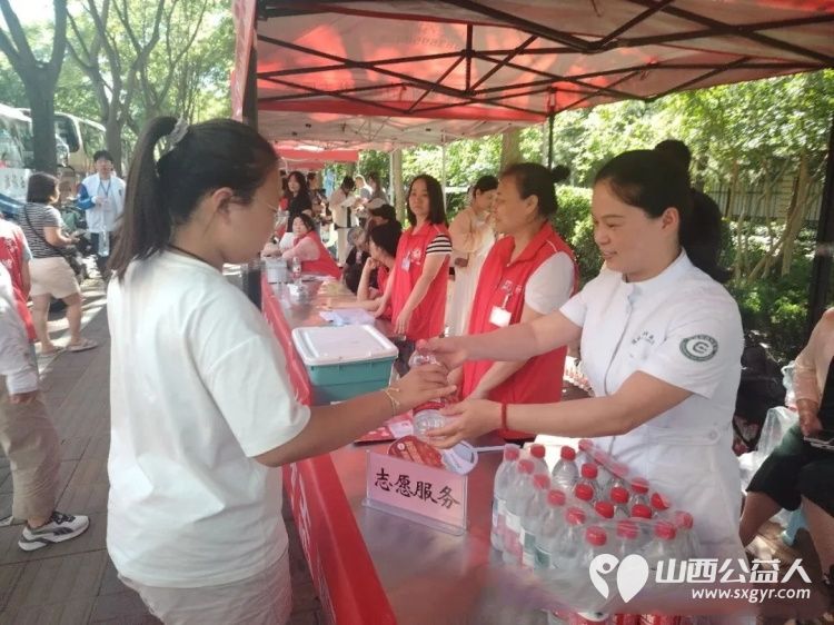 盐湖区志愿者协会开展2026年爱心护考志愿服务活动护航高考累计参与志愿者282人次用热情周到的服务为莘莘学子圆梦之旅保驾护航 - 第26张 - 山西公益人 盐湖区志愿者协会开展2026年爱心护考志愿服务活动护航高考累计参与志愿者282人次用热情周到的服务为莘莘学子圆梦之旅保驾护航 - 第26张