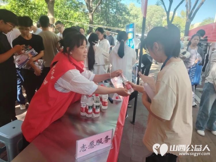 盐湖区志愿者协会开展2026年爱心护考志愿服务活动护航高考累计参与志愿者282人次用热情周到的服务为莘莘学子圆梦之旅保驾护航 - 第7张 - 山西公益人 盐湖区志愿者协会开展2026年爱心护考志愿服务活动护航高考累计参与志愿者282人次用热情周到的服务为莘莘学子圆梦之旅保驾护航 - 第7张