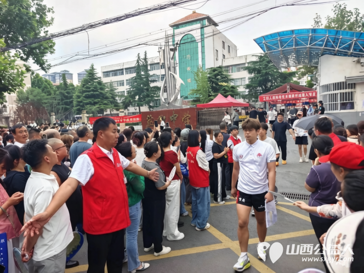 盐湖区志愿者协会开展2026年爱心护考志愿服务活动护航高考累计参与志愿者282人次用热情周到的服务为莘莘学子圆梦之旅保驾护航 - 第11张 - 山西公益人 盐湖区志愿者协会开展2026年爱心护考志愿服务活动护航高考累计参与志愿者282人次用热情周到的服务为莘莘学子圆梦之旅保驾护航 - 第11张