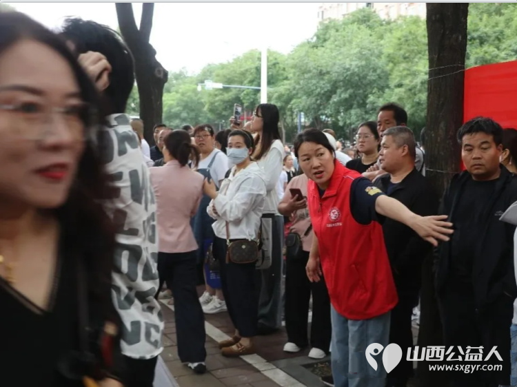 盐湖区志愿者协会开展2026年爱心护考志愿服务活动护航高考累计参与志愿者282人次用热情周到的服务为莘莘学子圆梦之旅保驾护航 - 第30张 - 山西公益人 盐湖区志愿者协会开展2026年爱心护考志愿服务活动护航高考累计参与志愿者282人次用热情周到的服务为莘莘学子圆梦之旅保驾护航 - 第30张