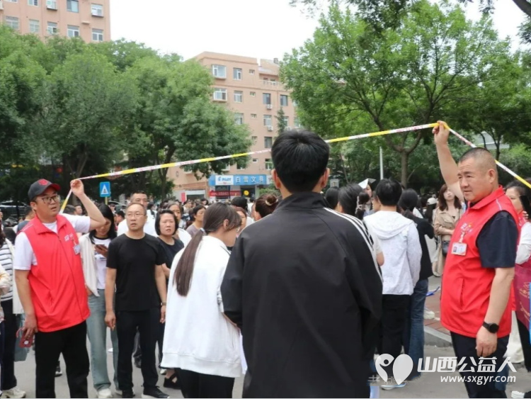 盐湖区志愿者协会开展2026年爱心护考志愿服务活动护航高考累计参与志愿者282人次用热情周到的服务为莘莘学子圆梦之旅保驾护航 - 第10张 - 山西公益人 盐湖区志愿者协会开展2026年爱心护考志愿服务活动护航高考累计参与志愿者282人次用热情周到的服务为莘莘学子圆梦之旅保驾护航 - 第10张