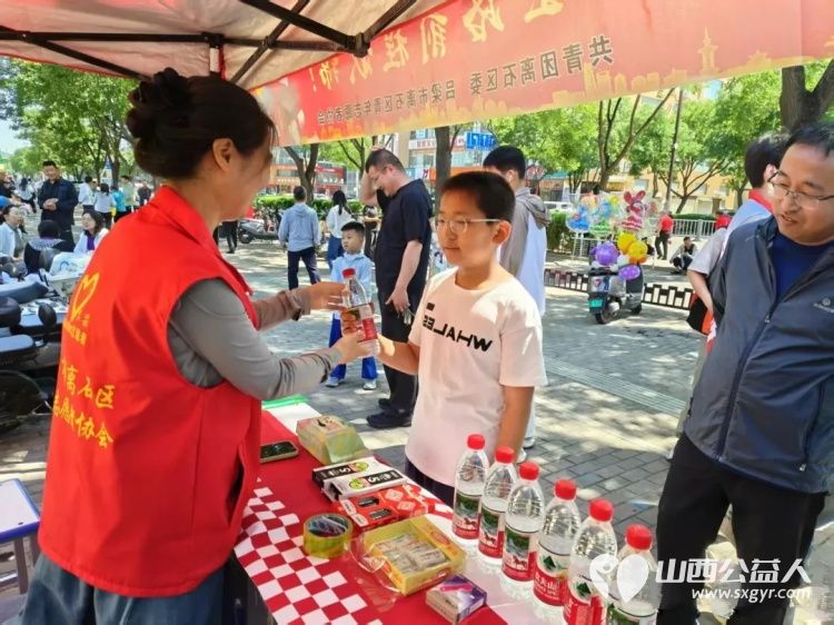 青春护航为梦加油 吕梁市离石区青年志愿者协会志愿者暖心守护高考逐梦路全方位为考生提供贴心便捷的便民服务切实为考生化解应考路上的后顾之忧 - 第17张 - 山西公益人 青春护航为梦加油 吕梁市离石区青年志愿者协会志愿者暖心守护高考逐梦路全方位为考生提供贴心便捷的便民服务切实为考生化解应考路上的后顾之忧 - 第17张