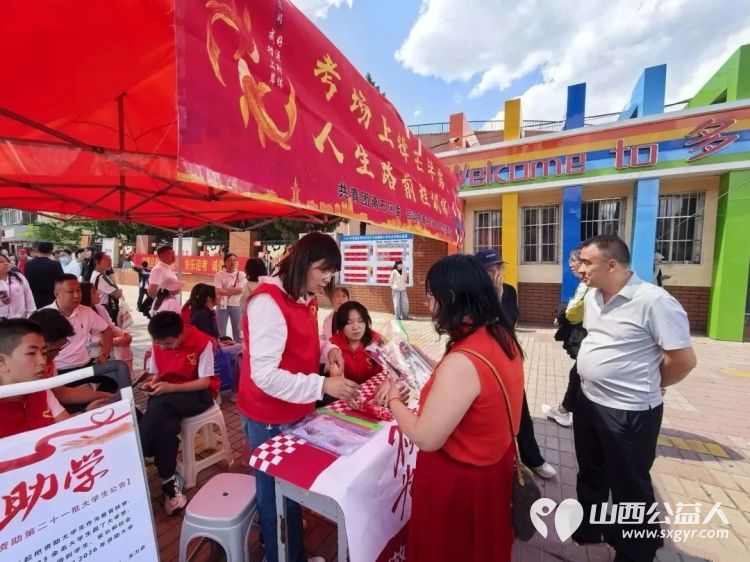 青春护航为梦加油 吕梁市离石区青年志愿者协会志愿者暖心守护高考逐梦路全方位为考生提供贴心便捷的便民服务切实为考生化解应考路上的后顾之忧 - 第16张 - 山西公益人 青春护航为梦加油 吕梁市离石区青年志愿者协会志愿者暖心守护高考逐梦路全方位为考生提供贴心便捷的便民服务切实为考生化解应考路上的后顾之忧 - 第16张
