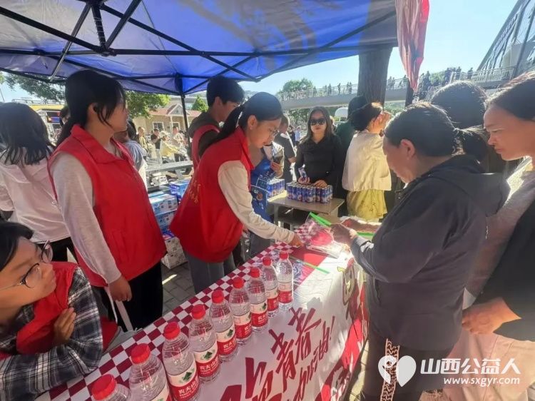 青春护航为梦加油 吕梁市离石区青年志愿者协会志愿者暖心守护高考逐梦路全方位为考生提供贴心便捷的便民服务切实为考生化解应考路上的后顾之忧 - 第15张 - 山西公益人 青春护航为梦加油 吕梁市离石区青年志愿者协会志愿者暖心守护高考逐梦路全方位为考生提供贴心便捷的便民服务切实为考生化解应考路上的后顾之忧 - 第15张