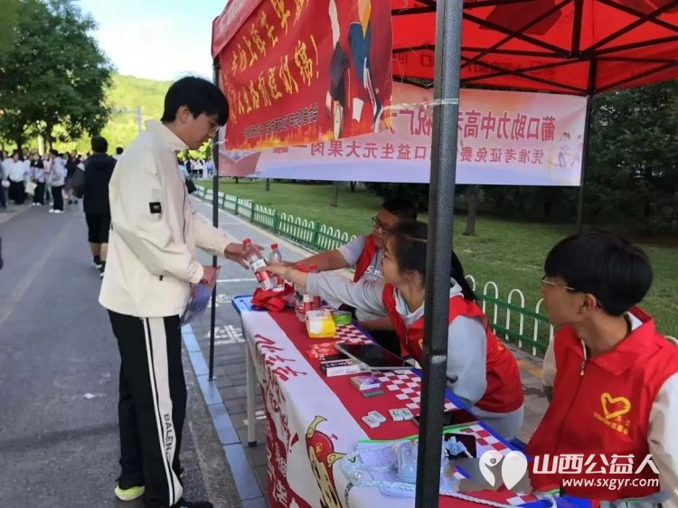 青春护航为梦加油 吕梁市离石区青年志愿者协会志愿者暖心守护高考逐梦路全方位为考生提供贴心便捷的便民服务切实为考生化解应考路上的后顾之忧 - 第12张 - 山西公益人 青春护航为梦加油 吕梁市离石区青年志愿者协会志愿者暖心守护高考逐梦路全方位为考生提供贴心便捷的便民服务切实为考生化解应考路上的后顾之忧 - 第12张