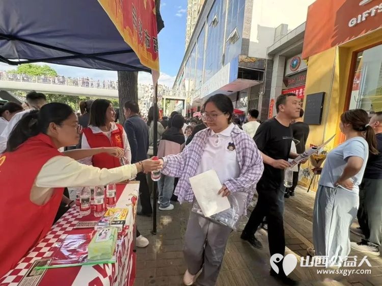 青春护航为梦加油 吕梁市离石区青年志愿者协会志愿者暖心守护高考逐梦路全方位为考生提供贴心便捷的便民服务切实为考生化解应考路上的后顾之忧 - 第10张 - 山西公益人 青春护航为梦加油 吕梁市离石区青年志愿者协会志愿者暖心守护高考逐梦路全方位为考生提供贴心便捷的便民服务切实为考生化解应考路上的后顾之忧 - 第10张
