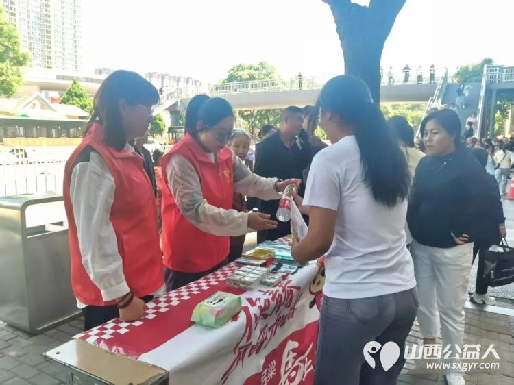 青春护航为梦加油 吕梁市离石区青年志愿者协会志愿者暖心守护高考逐梦路全方位为考生提供贴心便捷的便民服务切实为考生化解应考路上的后顾之忧 - 第8张 - 山西公益人 青春护航为梦加油 吕梁市离石区青年志愿者协会志愿者暖心守护高考逐梦路全方位为考生提供贴心便捷的便民服务切实为考生化解应考路上的后顾之忧 - 第8张
