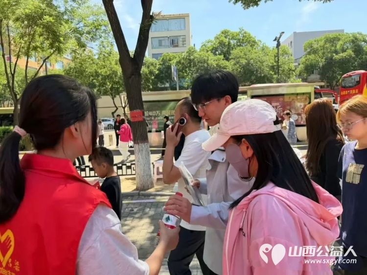 青春护航为梦加油 吕梁市离石区青年志愿者协会志愿者暖心守护高考逐梦路全方位为考生提供贴心便捷的便民服务切实为考生化解应考路上的后顾之忧 - 第6张 - 山西公益人 青春护航为梦加油 吕梁市离石区青年志愿者协会志愿者暖心守护高考逐梦路全方位为考生提供贴心便捷的便民服务切实为考生化解应考路上的后顾之忧 - 第6张