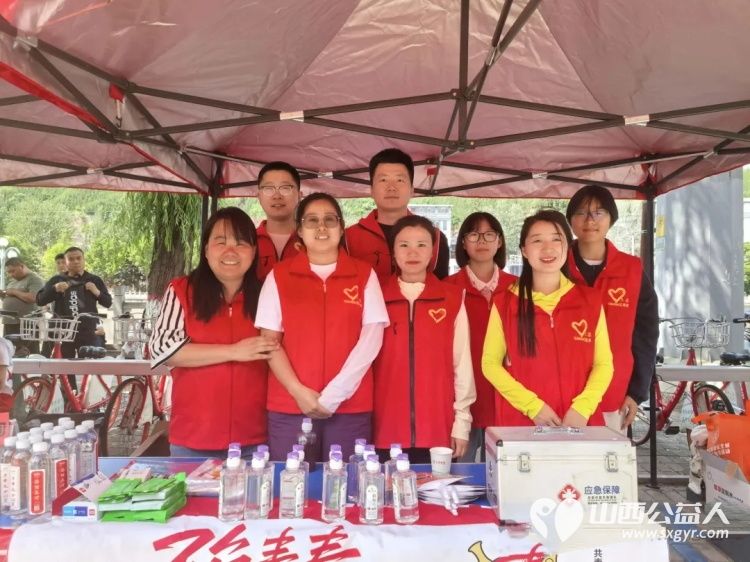 青春护航为梦加油 吕梁市离石区青年志愿者协会志愿者暖心守护高考逐梦路全方位为考生提供贴心便捷的便民服务切实为考生化解应考路上的后顾之忧 - 第3张 - 山西公益人 青春护航为梦加油 吕梁市离石区青年志愿者协会志愿者暖心守护高考逐梦路全方位为考生提供贴心便捷的便民服务切实为考生化解应考路上的后顾之忧 - 第3张