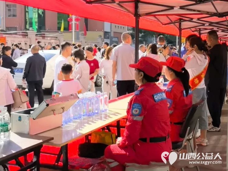 志愿红护航逐梦路暖心服务为高考添温----中志协应急委柳林服务队圆满完成2026年高考应急保障志愿服务工作捐赠矿泉水50箱充分展现了柳林本土志愿队伍的良好风貌与城市文明温度 - 第7张 - 山西公益人 志愿红护航逐梦路暖心服务为高考添温----中志协应急委柳林服务队圆满完成2026年高考应急保障志愿服务工作捐赠矿泉水50箱充分展现了柳林本土志愿队伍的良好风貌与城市文明温度 - 第7张