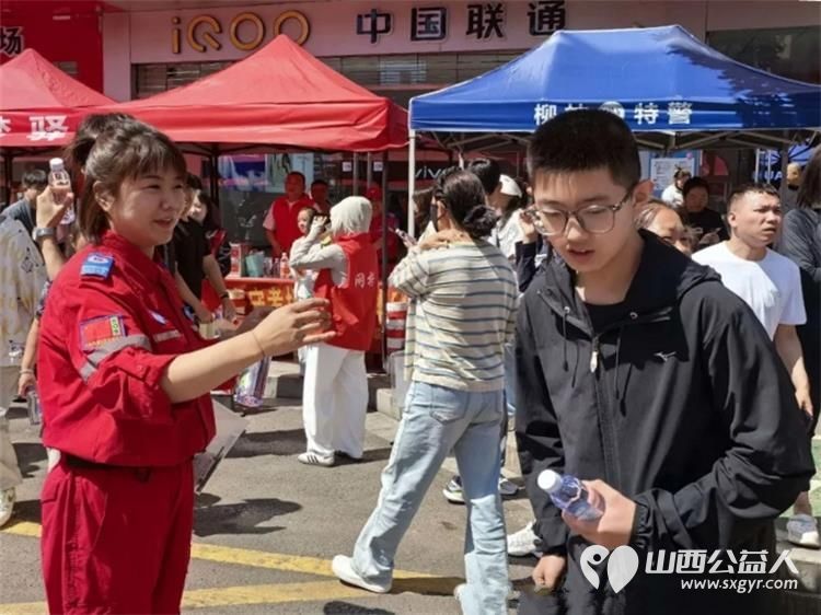 志愿红护航逐梦路暖心服务为高考添温----中志协应急委柳林服务队圆满完成2026年高考应急保障志愿服务工作捐赠矿泉水50箱充分展现了柳林本土志愿队伍的良好风貌与城市文明温度 - 第6张 - 山西公益人 志愿红护航逐梦路暖心服务为高考添温----中志协应急委柳林服务队圆满完成2026年高考应急保障志愿服务工作捐赠矿泉水50箱充分展现了柳林本土志愿队伍的良好风貌与城市文明温度 - 第6张