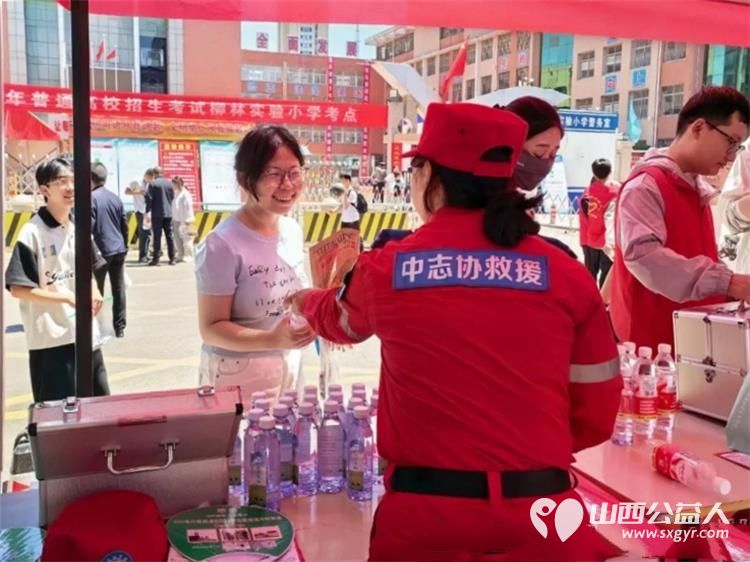 志愿红护航逐梦路暖心服务为高考添温----中志协应急委柳林服务队圆满完成2026年高考应急保障志愿服务工作捐赠矿泉水50箱充分展现了柳林本土志愿队伍的良好风貌与城市文明温度 - 第5张 - 山西公益人 志愿红护航逐梦路暖心服务为高考添温----中志协应急委柳林服务队圆满完成2026年高考应急保障志愿服务工作捐赠矿泉水50箱充分展现了柳林本土志愿队伍的良好风貌与城市文明温度 - 第5张