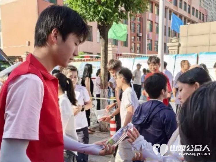 志愿红护航逐梦路暖心服务为高考添温----中志协应急委柳林服务队圆满完成2026年高考应急保障志愿服务工作捐赠矿泉水50箱充分展现了柳林本土志愿队伍的良好风貌与城市文明温度 - 第3张 - 山西公益人 志愿红护航逐梦路暖心服务为高考添温----中志协应急委柳林服务队圆满完成2026年高考应急保障志愿服务工作捐赠矿泉水50箱充分展现了柳林本土志愿队伍的良好风貌与城市文明温度 - 第3张