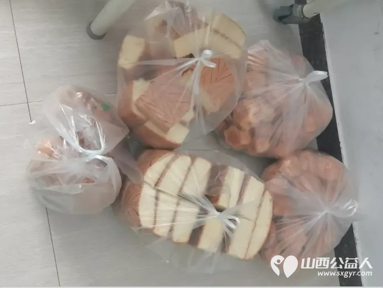 帮帮这个孩了吧!长治市小雨点公益志愿者协会36名同志的爱意捐款4350元和价值200元食品来到和平医院住院治疗的白血病患者高二年级学生郭子瑜同学给他送去了祝福 - 第4张 - 山西公益人 帮帮这个孩了吧!长治市小雨点公益志愿者协会36名同志的爱意捐款4350元和价值200元食品来到和平医院住院治疗的白血病患者高二年级学生郭子瑜同学给他送去了祝福 - 第4张